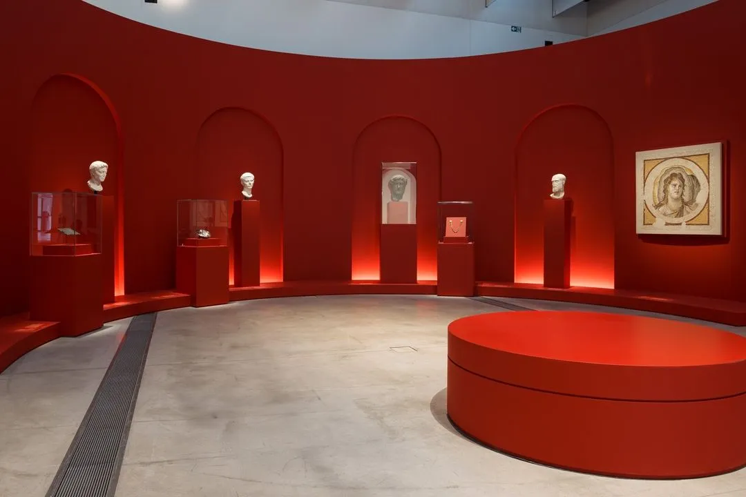 Фрагмент экспозиции Rome. La Cité et l’Empire. Стены окрашены в глубокий красный оттенок Rouge Centurion, разработанной командой Argile специально для Лувр-Ланс. © Louvre-Lens.