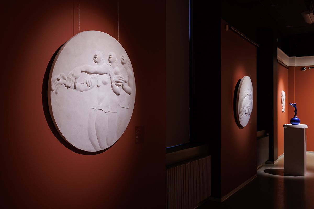Фрагмент экспозиции «Момент импульса» Евфросины в музее Эрарта. Стены окрашены в оттенок Tuscan Red LG140, Little Greene.