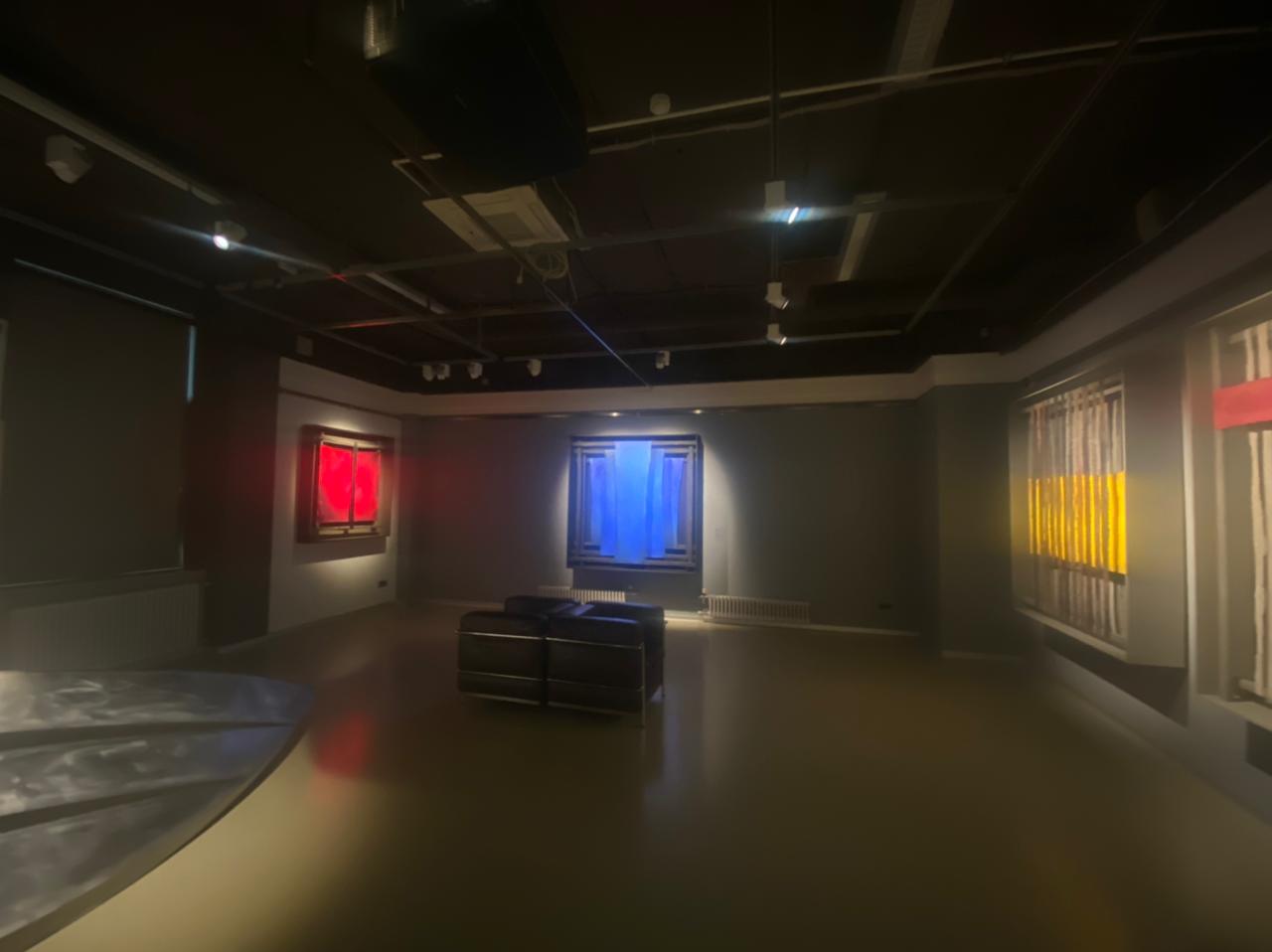 Экспозиция выставки «Встречающиеся пространства» в Музее современного искусства Эрарта.