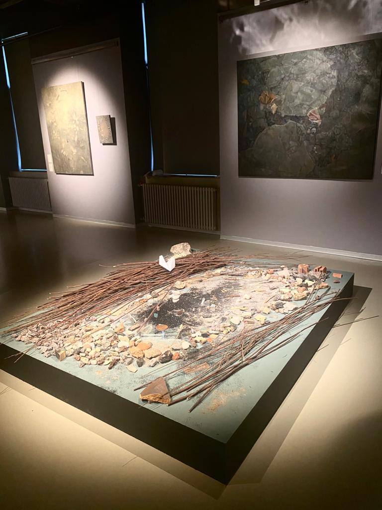 Кураторская инсталляция «По мотивам картины «Дождь прошел» в Музее современного искусства Эрарта.