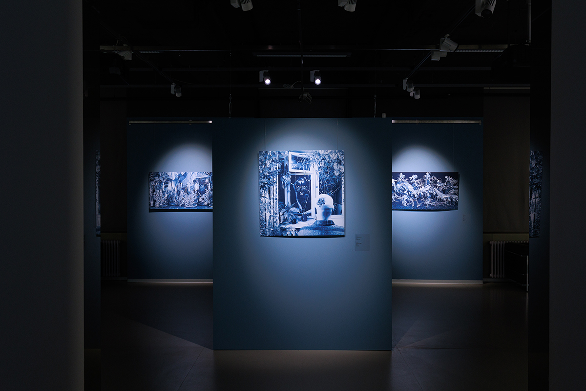 Фрагмент экспозиции Pan-opticum в музее Эрарта. Стены окрашены в оттенок Bleu Byzance T823, коллекция Couleurs de Terre, Argile.