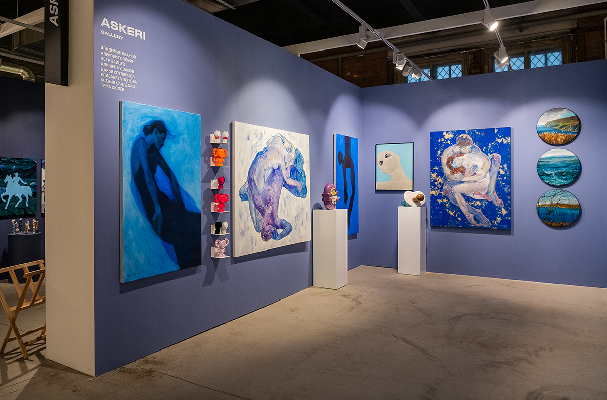 Стенд галереи Askeri на ярмарке современного искусства CATALOG. Стенд оформлен при помощи краски из коллекции Architectural Colours by Manders, оттенок 8. Lavender Show.
