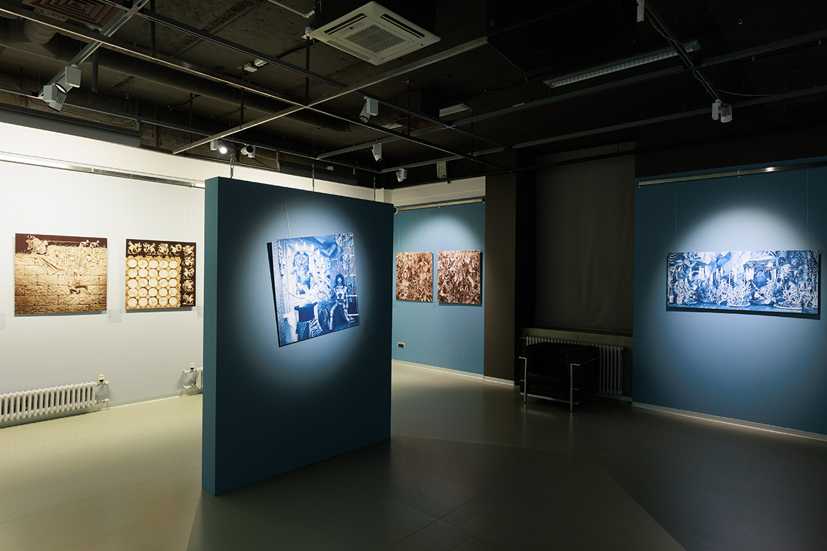 Фрагмент экспозиции Pan-opticum в музее Эрарта. Стены окрашены в оттенок Bleu Byzance T823, коллекция Couleurs de Terre, Argile.