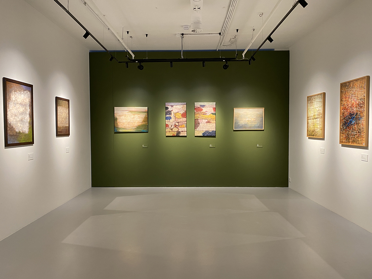 Фрагмент экспозиции выставки Игоря Вулоха «Поля-двойники». Стена окрашена в оттенок Olive Colour LG72, Little Greene.