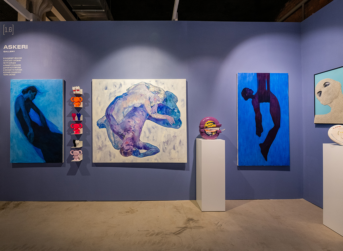 Стенд галереи Askeri на ярмарке современного искусства CATALOG. Стенд оформлен при помощи краски из коллекции Architectural Colours by Manders, оттенок 8. Lavender Show.