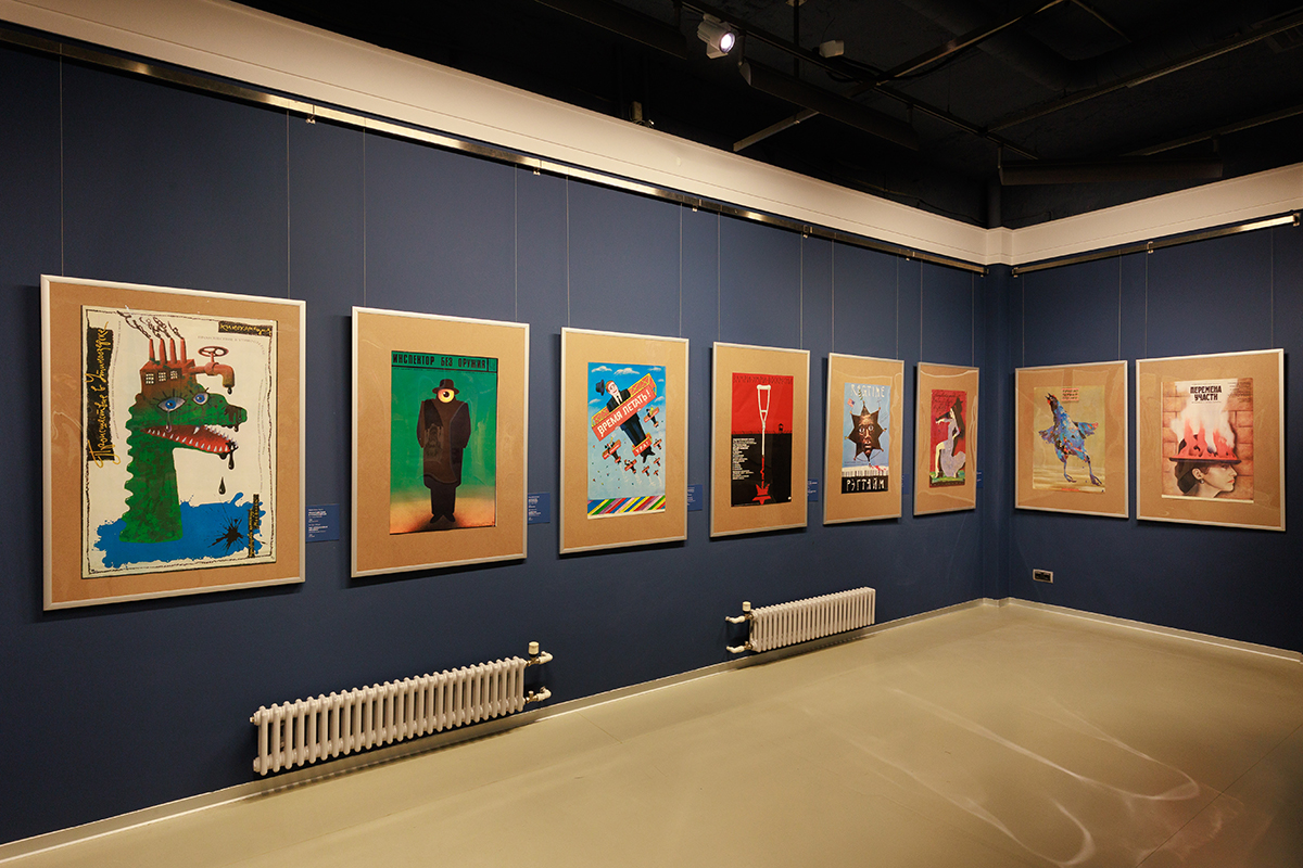 Фрагмент экспозиции «Время летать» в Музее Эрарта. Стены окрашены в оттенок Argile Bleue T824, коллекция Couleurs de Terre, Argile.