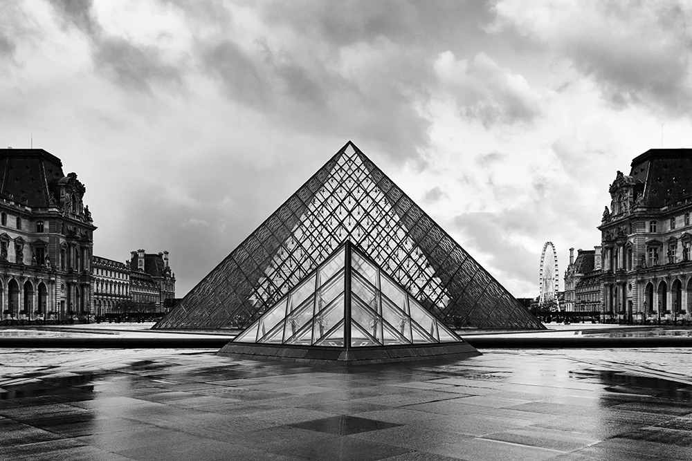 Стеклянная пирамида Лувра во дворе Наполеона, 2019 год. Михаил Розанов.